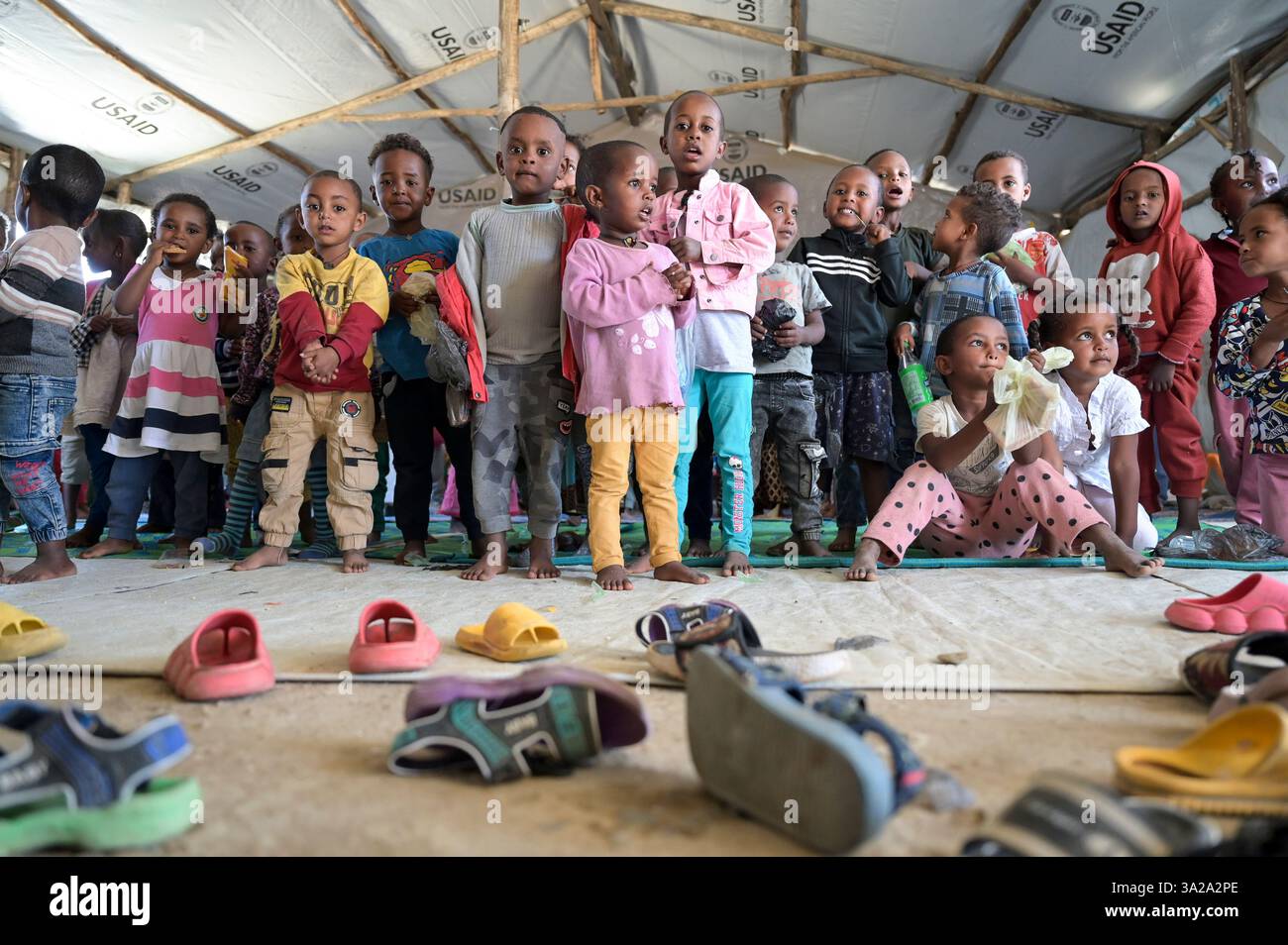 ETHIOPIE, Tigray, Mekelle, conséquences de la guerre du Tigré 2020-2022, camp de déplacés internes Sebacare SC 4 pour les personnes déplacées internes et les réfugiés de guerre, enfants dans le camp maternelle géré par des sœurs catholiques, tente avec logo de USAID l'agence américaine pour le développement international Banque D'Images