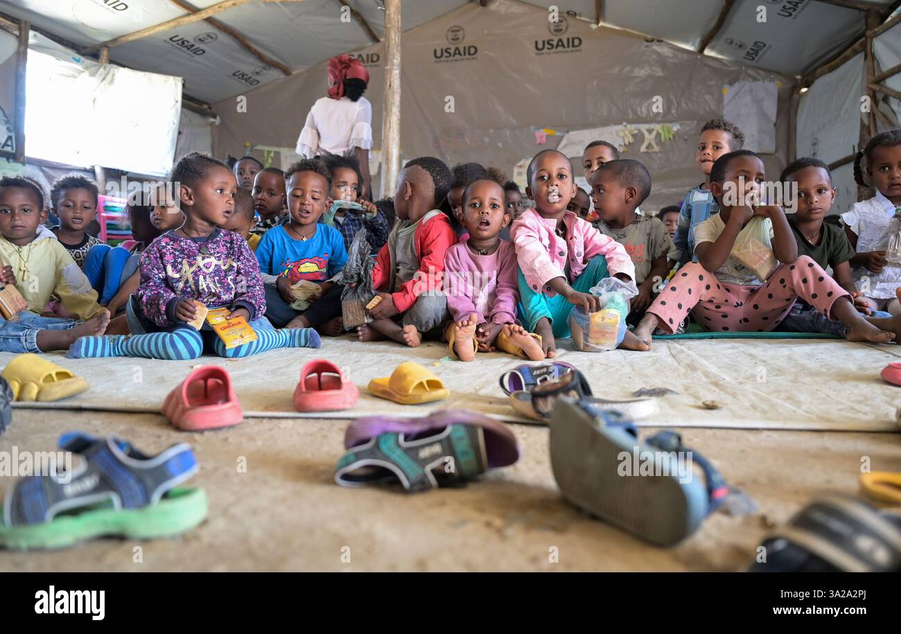 ETHIOPIE, Tigray, Mekelle, conséquences de la guerre du Tigré 2020-2022, camp de déplacés internes Sebacare SC 4 pour les personnes déplacées internes et les réfugiés de guerre, enfants dans le camp maternelle géré par des sœurs catholiques, tente avec logo de USAID l'agence américaine pour le développement international Banque D'Images