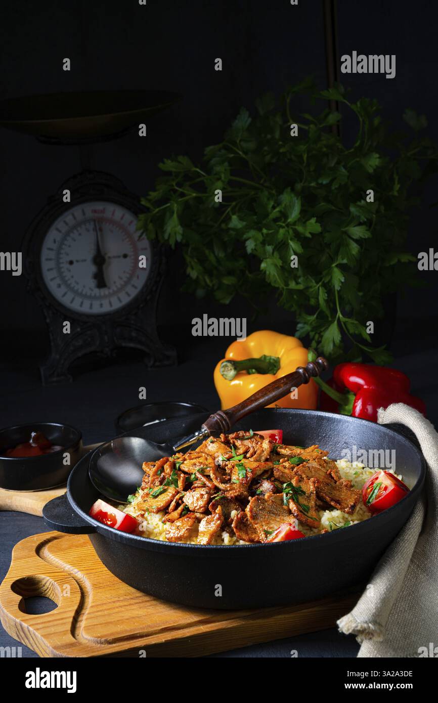 Casseroles rustiques de Wulgur avec gyros gratinés et yaourt Banque D'Images