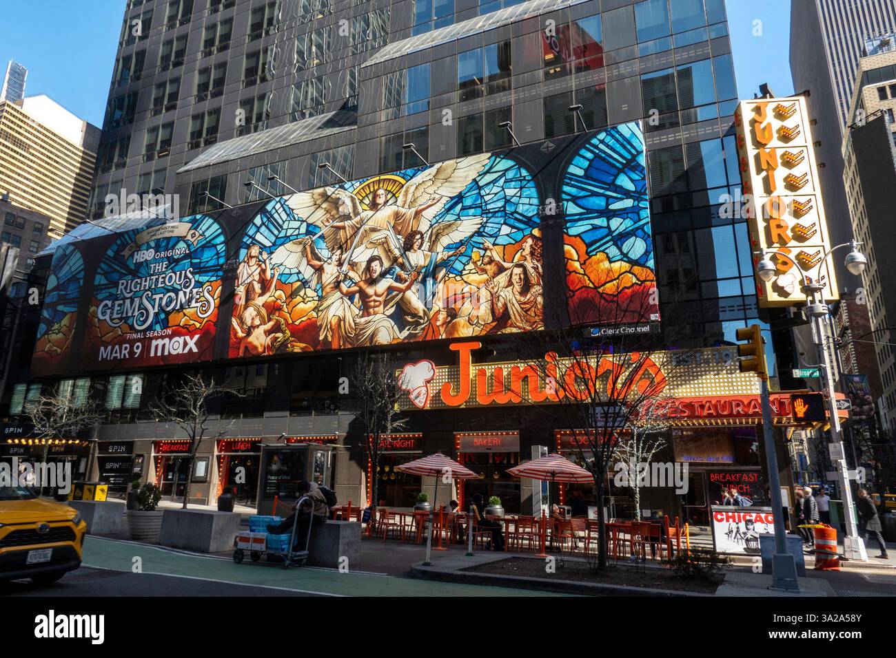 Les gratte-ciel et les immeubles de bureaux de Times Square sont couverts de panneaux d'affichage électroniques lumineux et vibrants, New York City, USA, 2025 Banque D'Images
