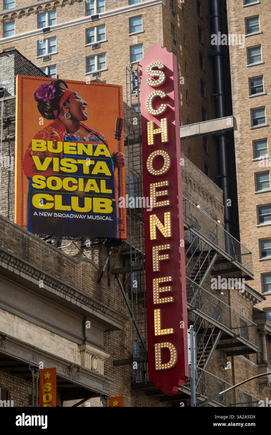 Schoenfeld Theater à Times Square publicité 'Buena Vista social Club', New York City, États-Unis 2025 Banque D'Images
