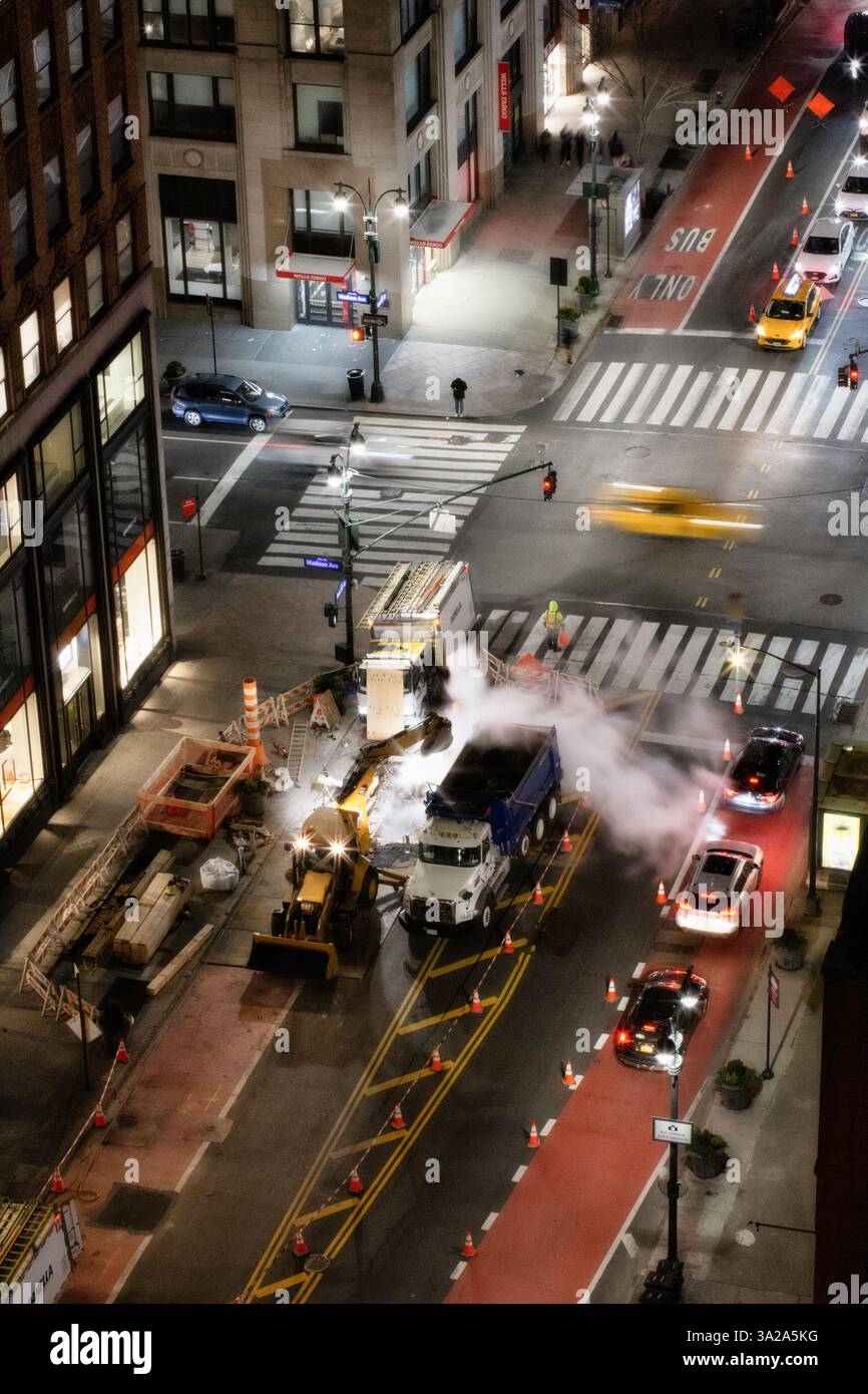Des employés municipaux travaillent 24 heures sur 24 pour réparer une fuite de vapeur à une intersection majeure à Manhattan, New York, 2025, États-Unis Banque D'Images