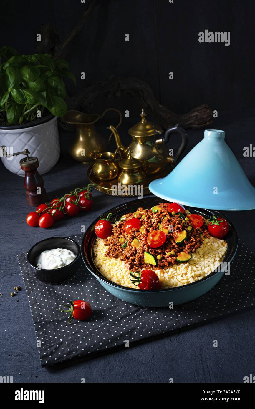 Bulgur de tomate avec légumes et viande hachée Banque D'Images