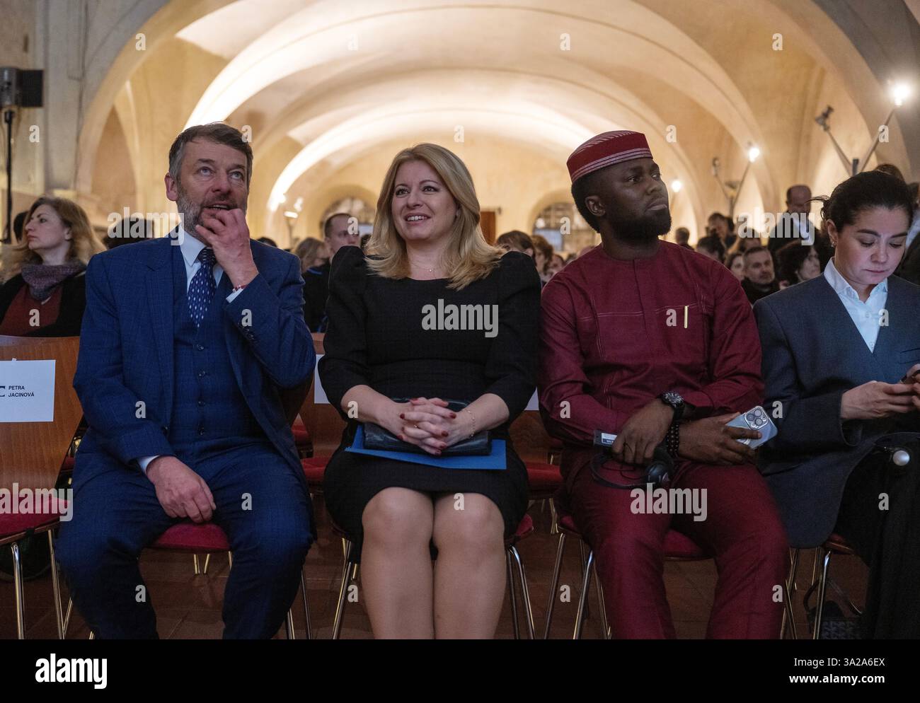 Prague, République tchèque. 12 mars 2025. Simon Panek, réalisateur de People in Need (de gauche à droite), Zuzana Caputova, ancienne présidente slovaque, et Philip Obaji, journaliste nigérian, lors de l'ouverture du festival du film One World sur les droits de l'homme à Prague, en République tchèque, le 12 mars 2025. Philip Obaji a reçu le prix pour avoir documenté plus de 100 cas de violations flagrantes des droits de l'homme commises par le groupe mercenaire russe Wagner. Crédit : Michaela Rihova/CTK photo/Alamy Live News Banque D'Images