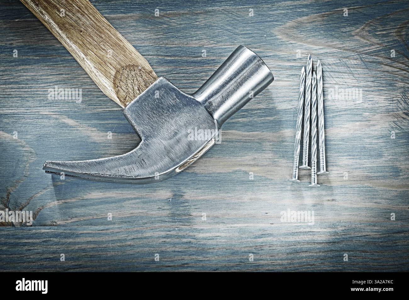 Ensemble de clous de marteau à griffes sur le concept de construction de panneaux en bois vintage Banque D'Images