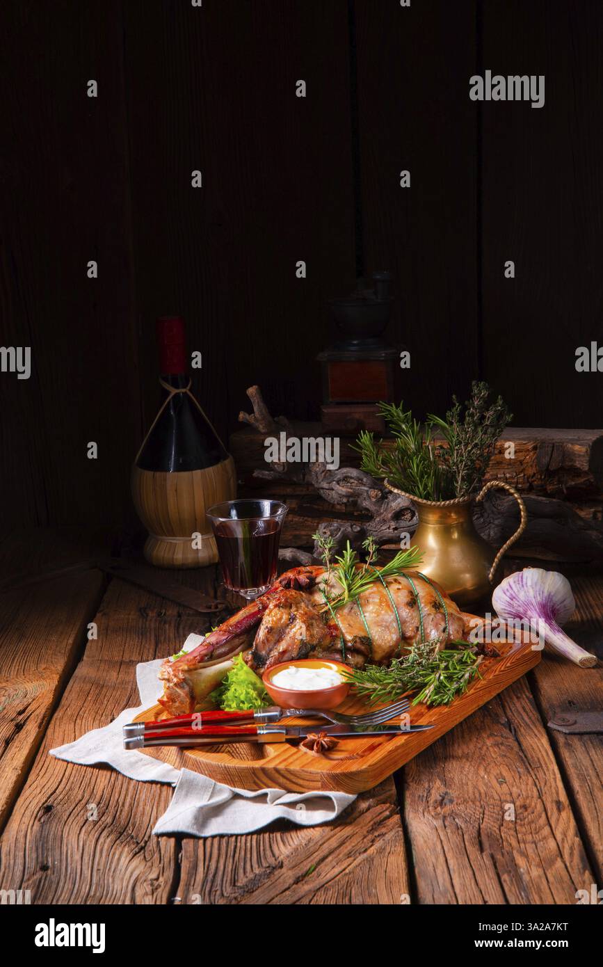 Épaule d'agneau grillée braisée au four avec du romarin Banque D'Images