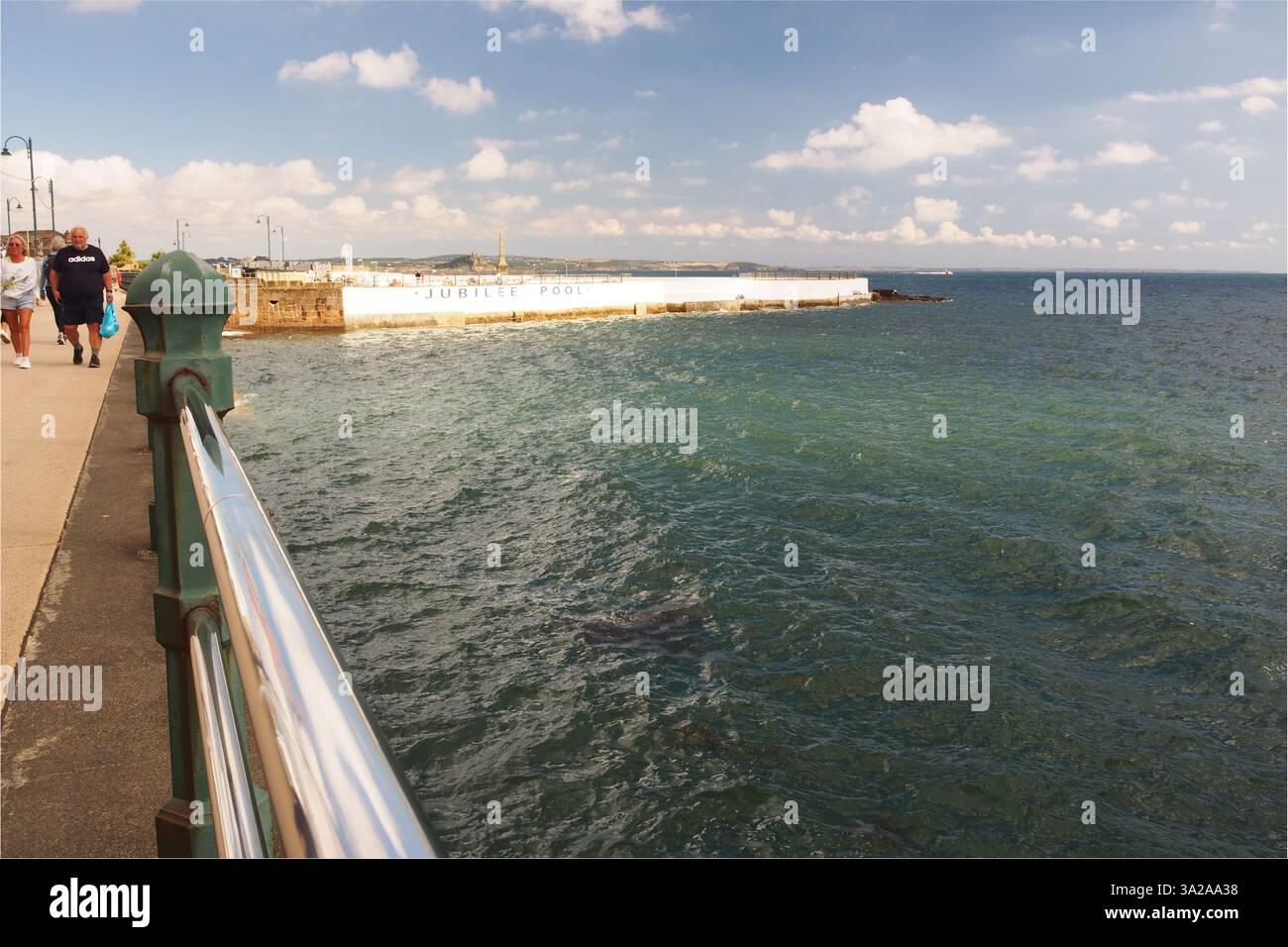 Une vue sur le mur Jubilee Pool à Penzance Cornwall, Angleterre Royaume-Uni le long des balustrades de promenade avec les vacanciers marchant le long Banque D'Images