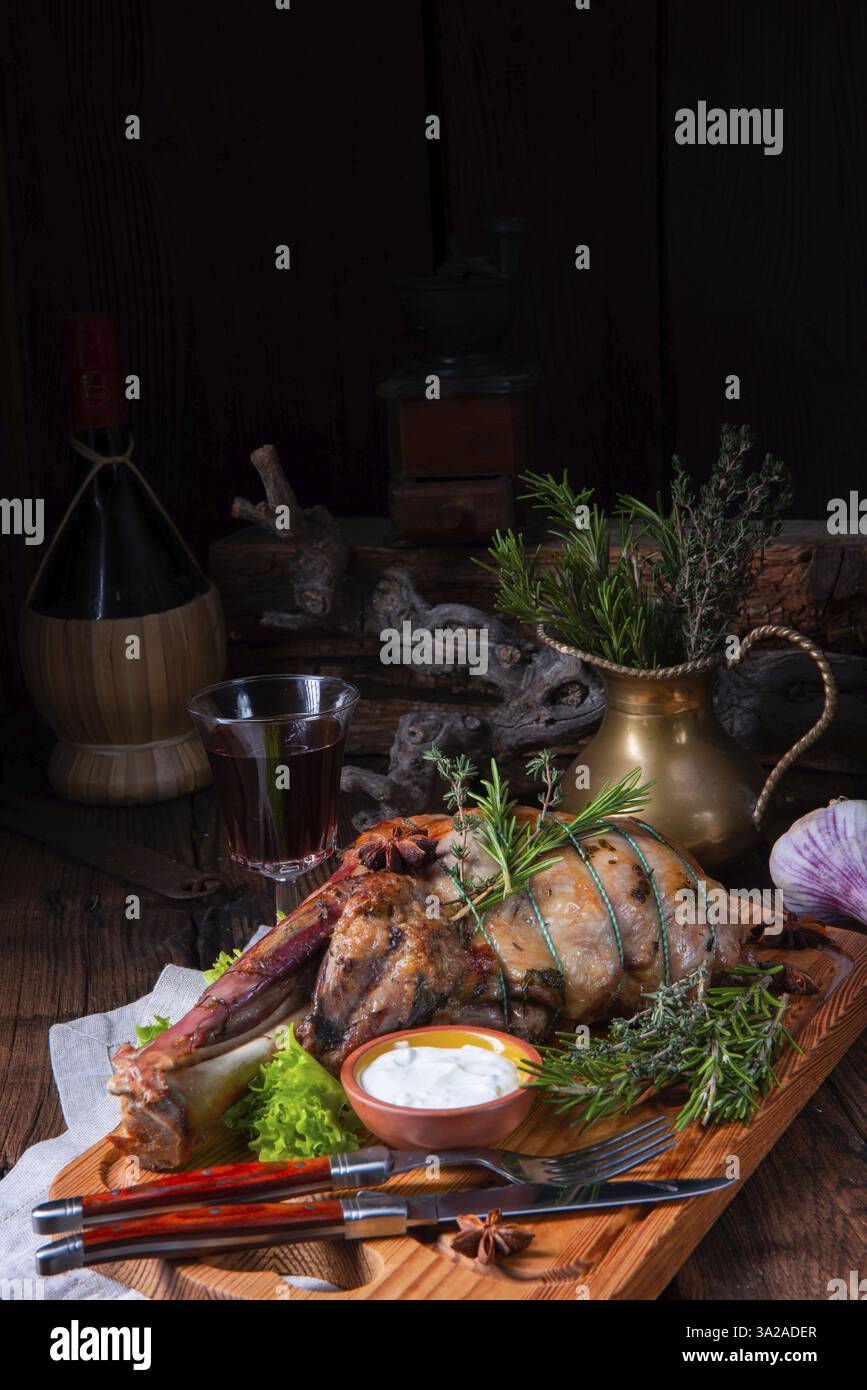 Épaule d'agneau grillée braisée au four avec du romarin Banque D'Images