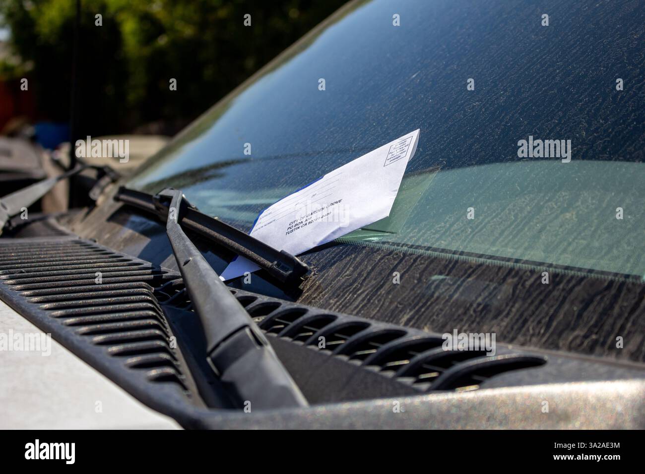 Garden Grove, California, États-Unis - 04-24-2019 : une vue d'un ticket de stationnement niché confortablement dans le pare-brise d'un véhicule. Banque D'Images
