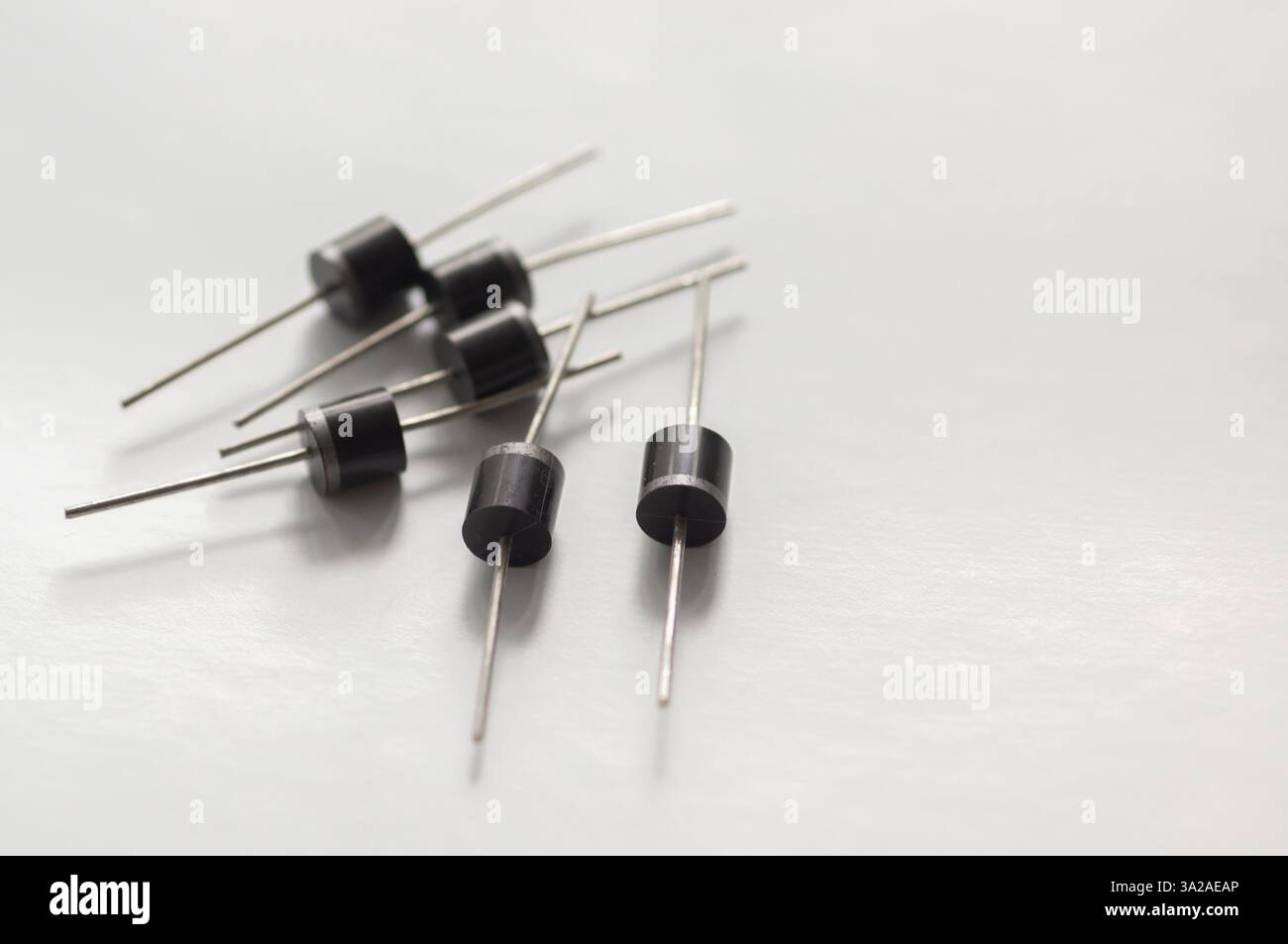 Diodes de redressement en silicium semi-conducteur isolées sur fond blanc. Banque D'Images
