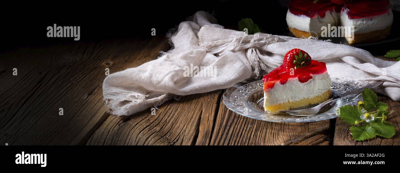 Délicieuse tarte au fromage à la crème aux fraises à base d'éponge Banque D'Images