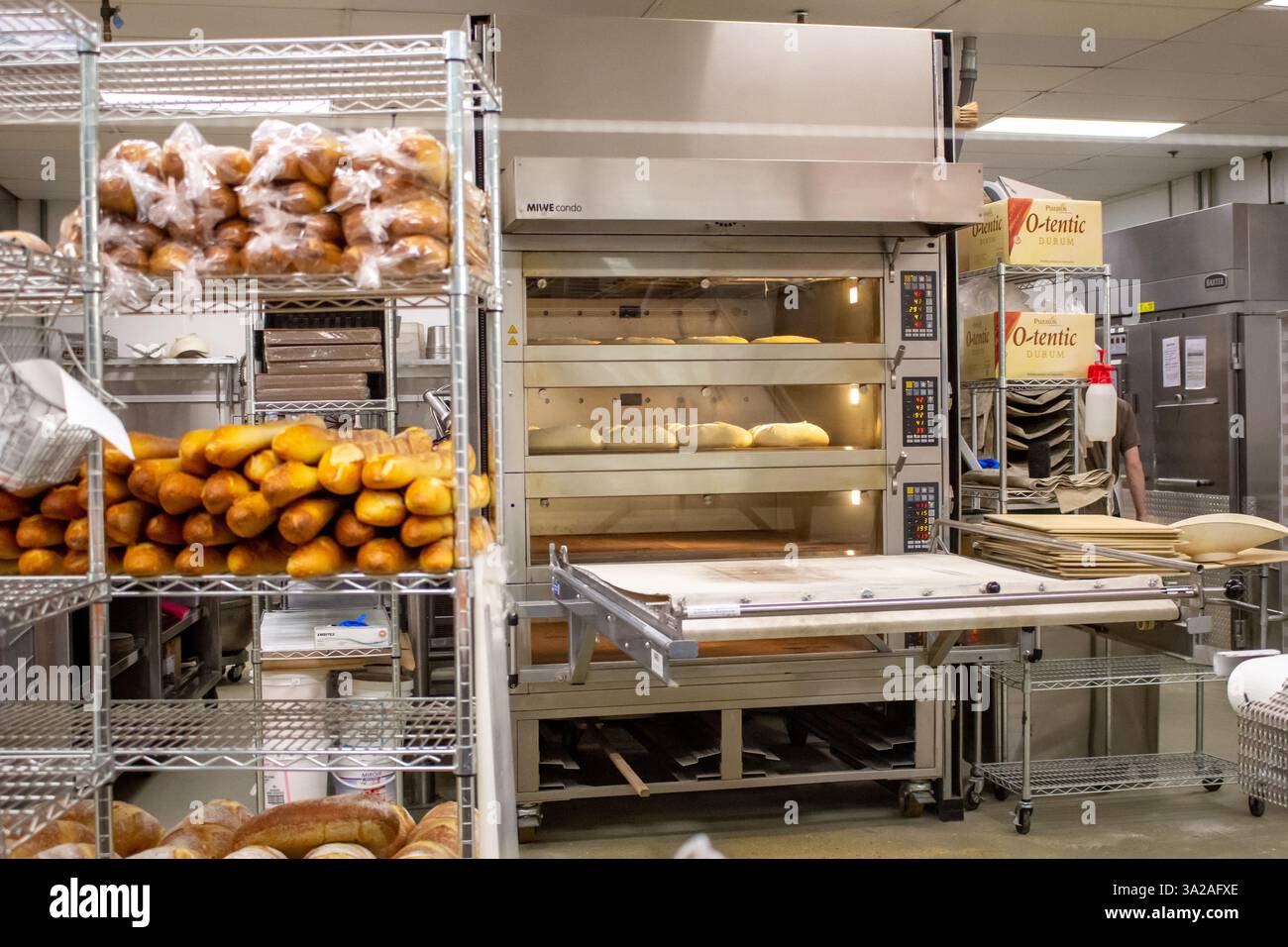 Issaquah, Washington, États-Unis - 04-27-2019, une vue du processus de cuisson du pain, vu la section boulangerie d'un Costco local. Banque D'Images
