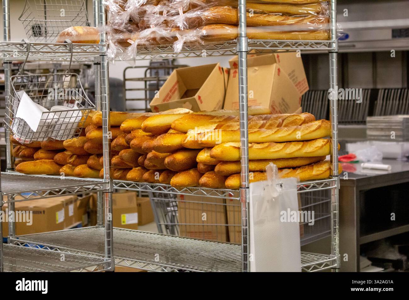 Issaquah, Washington, États-Unis - 04-27-2019, une vue de baguettes fraîchement préparées prêtes pour le stock, vues dans la section boulangerie d'un Costco local. Banque D'Images