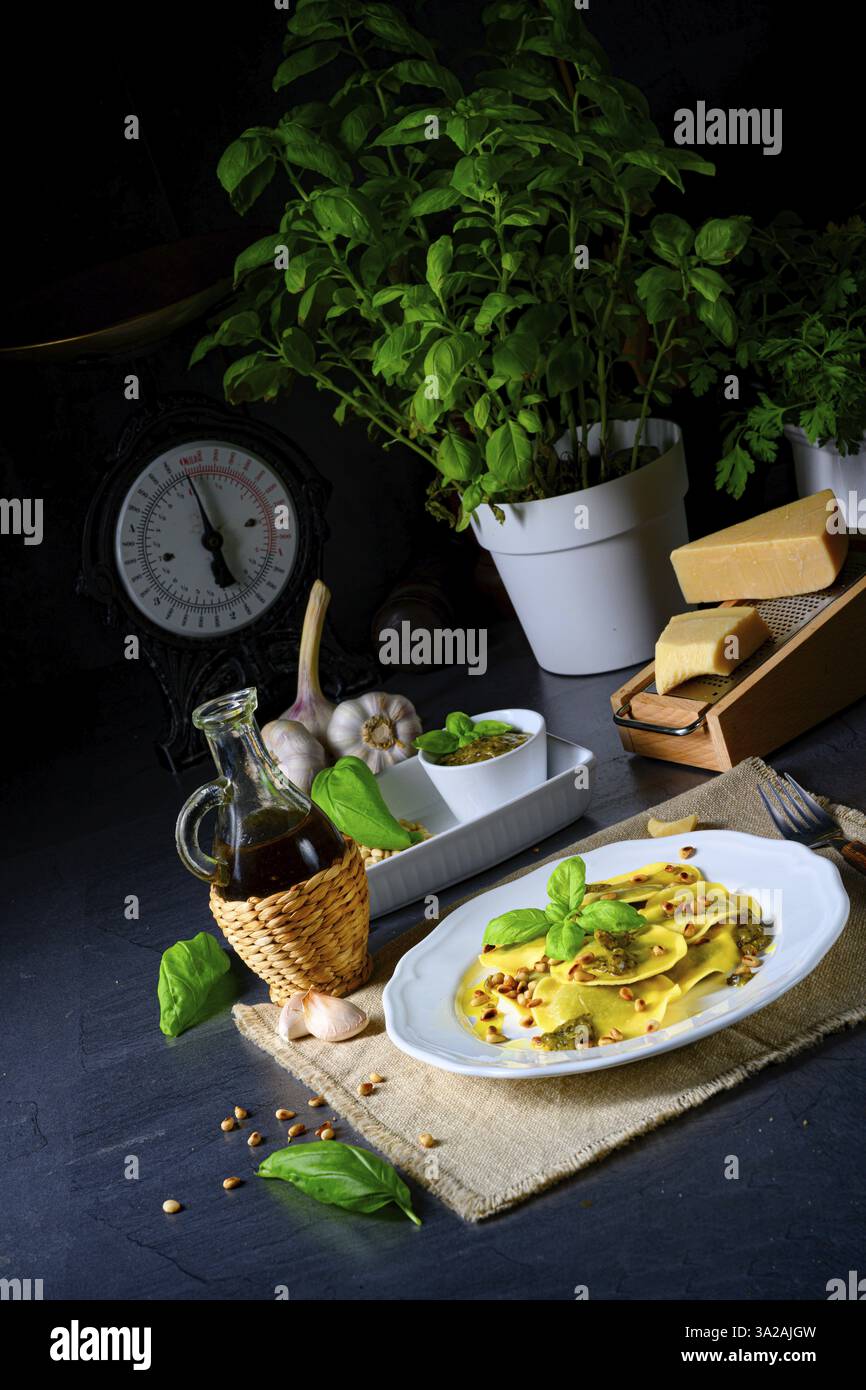 Végétarien en italien! Tortelli aux pignons de pin rôtis et basilique au pesto Banque D'Images