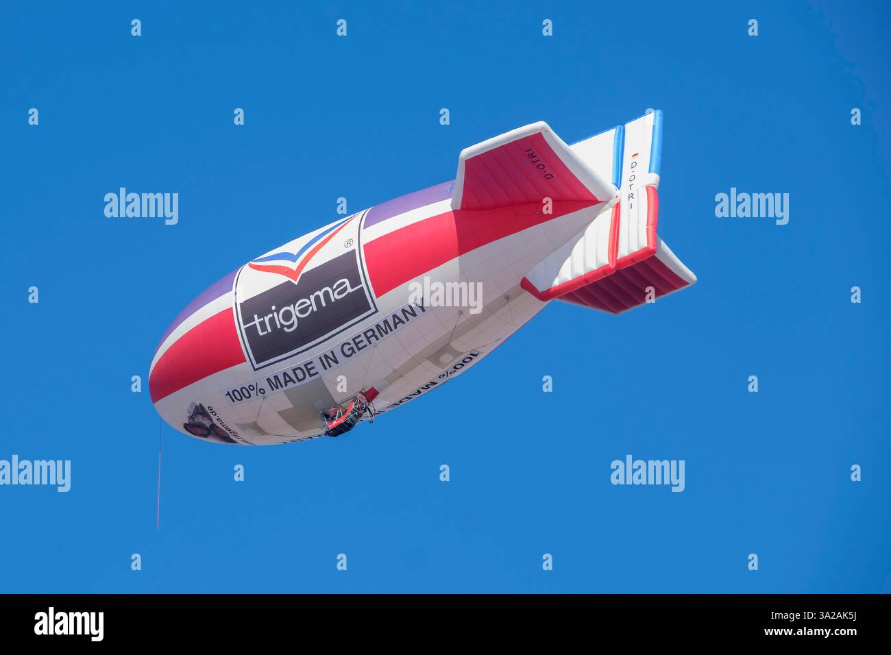 Un dirigeable avec la publicité Trigema survole Cologne Banque D'Images