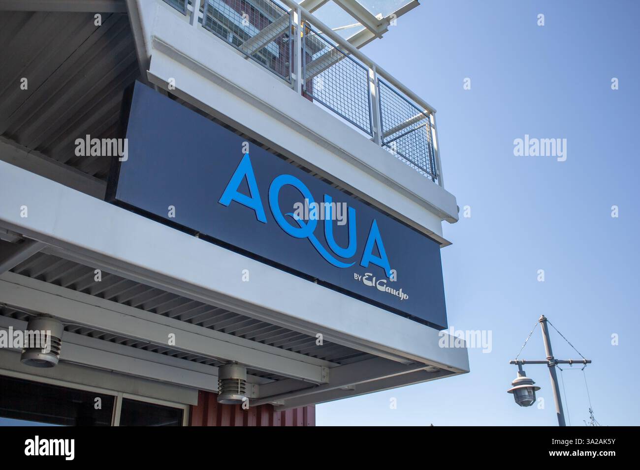 Seattle, Washington, États-Unis - 04-29-2019, une vue d'un panneau de façade de magasin pour le restaurant de fruits de mer connu sous le nom Aqua par El Gaucho. Banque D'Images