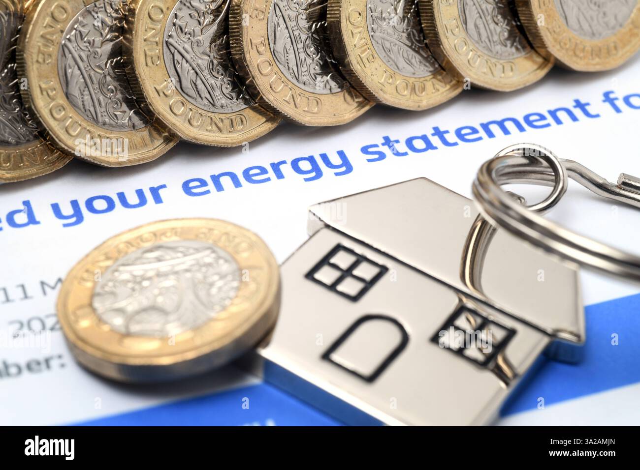 LETTRE DE DÉCLARATION D'ÉNERGIE AVEC UNE PIÈCE D'UNE LIVRE ET PORTE-CLÉS MAISON RE GAZ ÉLECTRICITÉ PRIX CHAUFFAGE MAISONS, ETC UK Banque D'Images