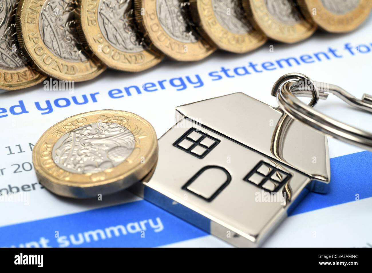 LETTRE DE DÉCLARATION D'ÉNERGIE AVEC UNE PIÈCE D'UNE LIVRE ET PORTE-CLÉS MAISON RE GAZ ÉLECTRICITÉ PRIX CHAUFFAGE MAISONS, ETC UK Banque D'Images