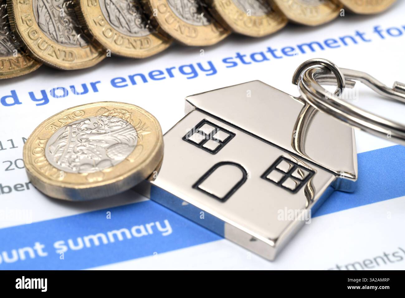 LETTRE DE DÉCLARATION D'ÉNERGIE AVEC UNE PIÈCE D'UNE LIVRE ET PORTE-CLÉS MAISON RE GAZ ÉLECTRICITÉ PRIX CHAUFFAGE MAISONS, ETC UK Banque D'Images