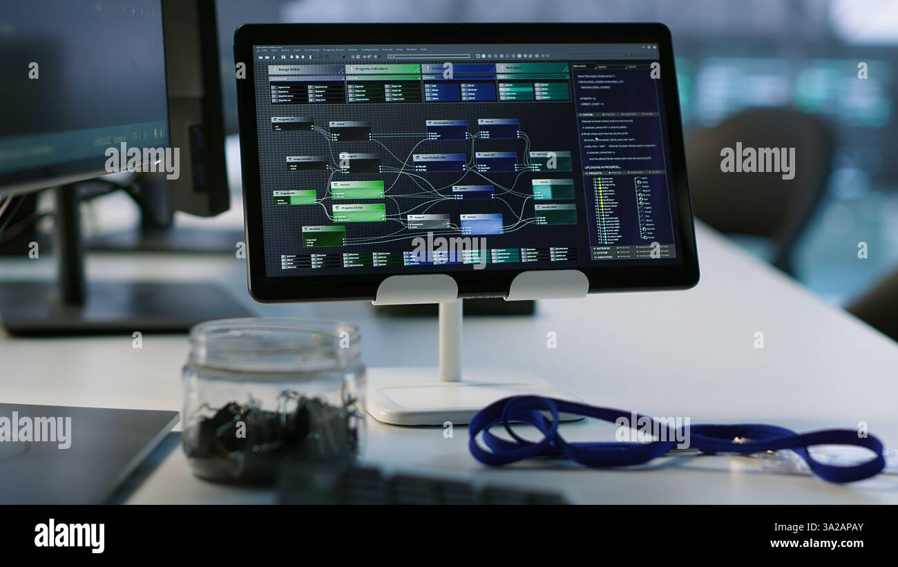 Gros plan des périphériques informatiques sur le bureau de la salle de serveurs utilisés par les employés travaillant pour assurer un temps d'arrêt minimal. Disque dur, clavier et tablette dans le bureau du centre de données utilisé pour surveiller les performances Banque D'Images