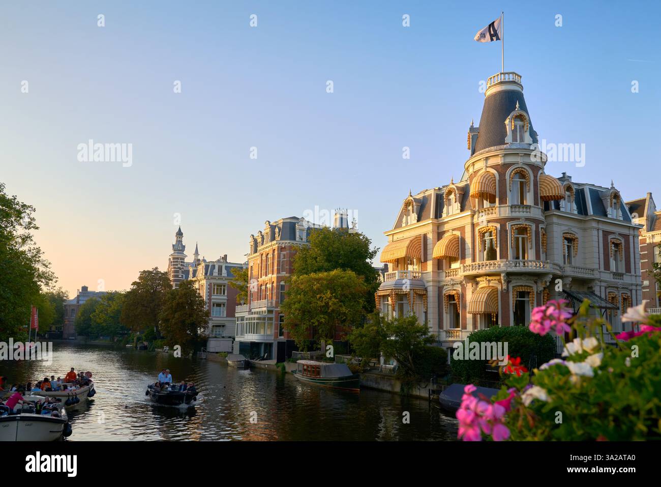 Amsterdam, pays-Bas – 18 septembre 2024 - Manoir historique surplombant le canal Amsterdam pays-Bas. La vue sur le canal des bateaux et des bâtiments historiques. Banque D'Images