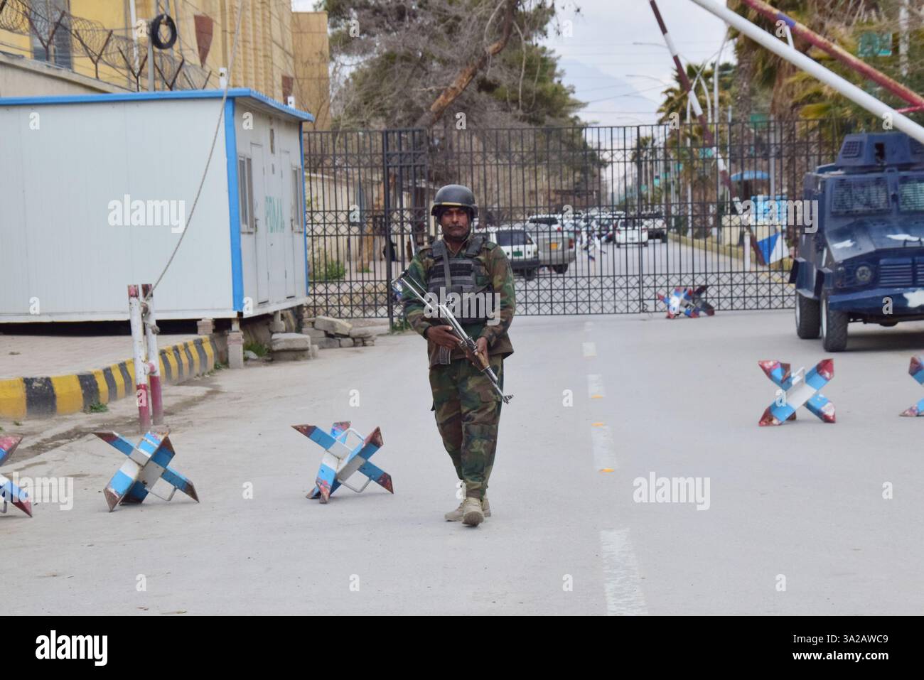 Quetta, Pakistan. 12 mars 2025. Un membre de la sécurité monte la garde sur une route près d'une gare ferroviaire à Quetta, province du Baloutchistan, Pakistan, le 12 mars 2025. Vingt et un passagers, quatre soldats et 33 terroristes ont été tués après que des terroristes lourdement armés ont attaqué un train de passagers et pris des dizaines en otage dans la province du Baloutchistan, dans le sud-ouest du pays, a déclaré l'Inter-services public relations (ISPR), la branche médiatique de l'armée pakistanaise, dans un communiqué mercredi soir. Crédit : Str/Xinhua/Alamy Live News Banque D'Images Quetta, Pakistan. 12 mars 2025. Un membre de la sécurité monte la garde sur une route près d'une gare ferroviaire à Quetta, province du Baloutchistan, Pakistan, le 12 mars 2025. Vingt et un passagers, quatre soldats et 33 terroristes ont été tués après que des terroristes lourdement armés ont attaqué un train de passagers et pris des dizaines en otage dans la province du Baloutchistan, dans le sud-ouest du pays, a déclaré l'Inter-services public relations (ISPR), la branche médiatique de l'armée pakistanaise, dans un communiqué mercredi soir. Crédit : Str/Xinhua/Alamy Live News Banque D'Images