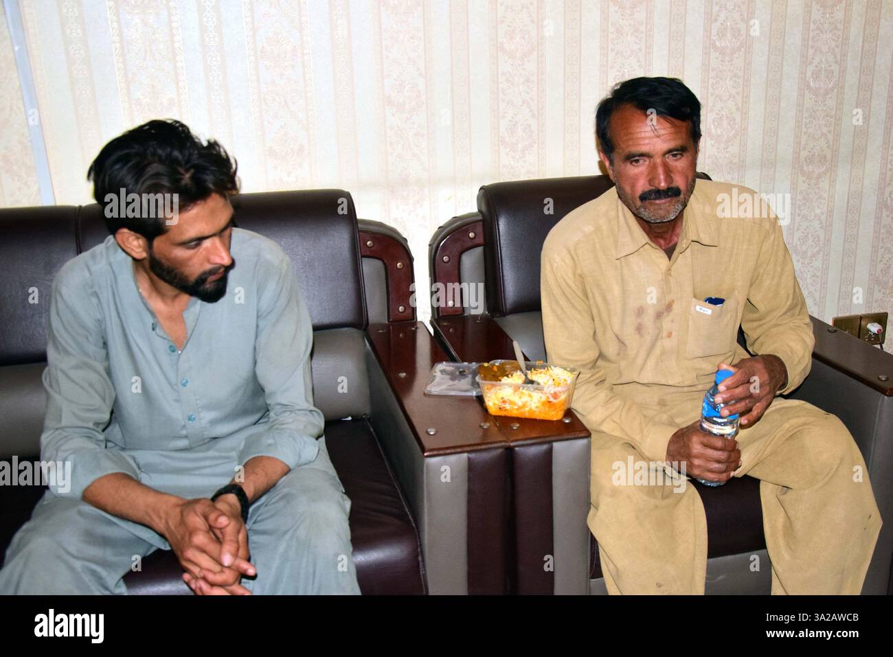 Quetta, Pakistan. 12 mars 2025. Les passagers secourus par les forces de sécurité arrivent à une gare ferroviaire de Quetta, province du Baloutchistan, Pakistan, le 12 mars 2025. Vingt et un passagers, quatre soldats et 33 terroristes ont été tués après que des terroristes lourdement armés ont attaqué un train de passagers et pris des dizaines en otage dans la province du Baloutchistan, dans le sud-ouest du pays, a déclaré l'Inter-services public relations (ISPR), la branche médiatique de l'armée pakistanaise, dans un communiqué mercredi soir. Crédit : Str/Xinhua/Alamy Live News Banque D'Images Quetta, Pakistan. 12 mars 2025. Les passagers secourus par les forces de sécurité arrivent à une gare ferroviaire de Quetta, province du Baloutchistan, Pakistan, le 12 mars 2025. Vingt et un passagers, quatre soldats et 33 terroristes ont été tués après que des terroristes lourdement armés ont attaqué un train de passagers et pris des dizaines en otage dans la province du Baloutchistan, dans le sud-ouest du pays, a déclaré l'Inter-services public relations (ISPR), la branche médiatique de l'armée pakistanaise, dans un communiqué mercredi soir. Crédit : Str/Xinhua/Alamy Live News Banque D'Images