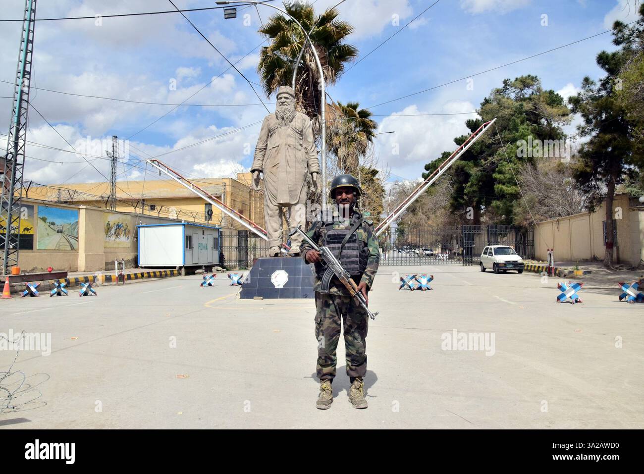 Quetta, Pakistan. 12 mars 2025. Un membre de la sécurité monte la garde sur une route près d'une gare ferroviaire à Quetta, province du Baloutchistan, Pakistan, le 12 mars 2025. Vingt et un passagers, quatre soldats et 33 terroristes ont été tués après que des terroristes lourdement armés ont attaqué un train de passagers et pris des dizaines en otage dans la province du Baloutchistan, dans le sud-ouest du pays, a déclaré l'Inter-services public relations (ISPR), la branche médiatique de l'armée pakistanaise, dans un communiqué mercredi soir. Crédit : Str/Xinhua/Alamy Live News Banque D'Images Quetta, Pakistan. 12 mars 2025. Un membre de la sécurité monte la garde sur une route près d'une gare ferroviaire à Quetta, province du Baloutchistan, Pakistan, le 12 mars 2025. Vingt et un passagers, quatre soldats et 33 terroristes ont été tués après que des terroristes lourdement armés ont attaqué un train de passagers et pris des dizaines en otage dans la province du Baloutchistan, dans le sud-ouest du pays, a déclaré l'Inter-services public relations (ISPR), la branche médiatique de l'armée pakistanaise, dans un communiqué mercredi soir. Crédit : Str/Xinhua/Alamy Live News Banque D'Images