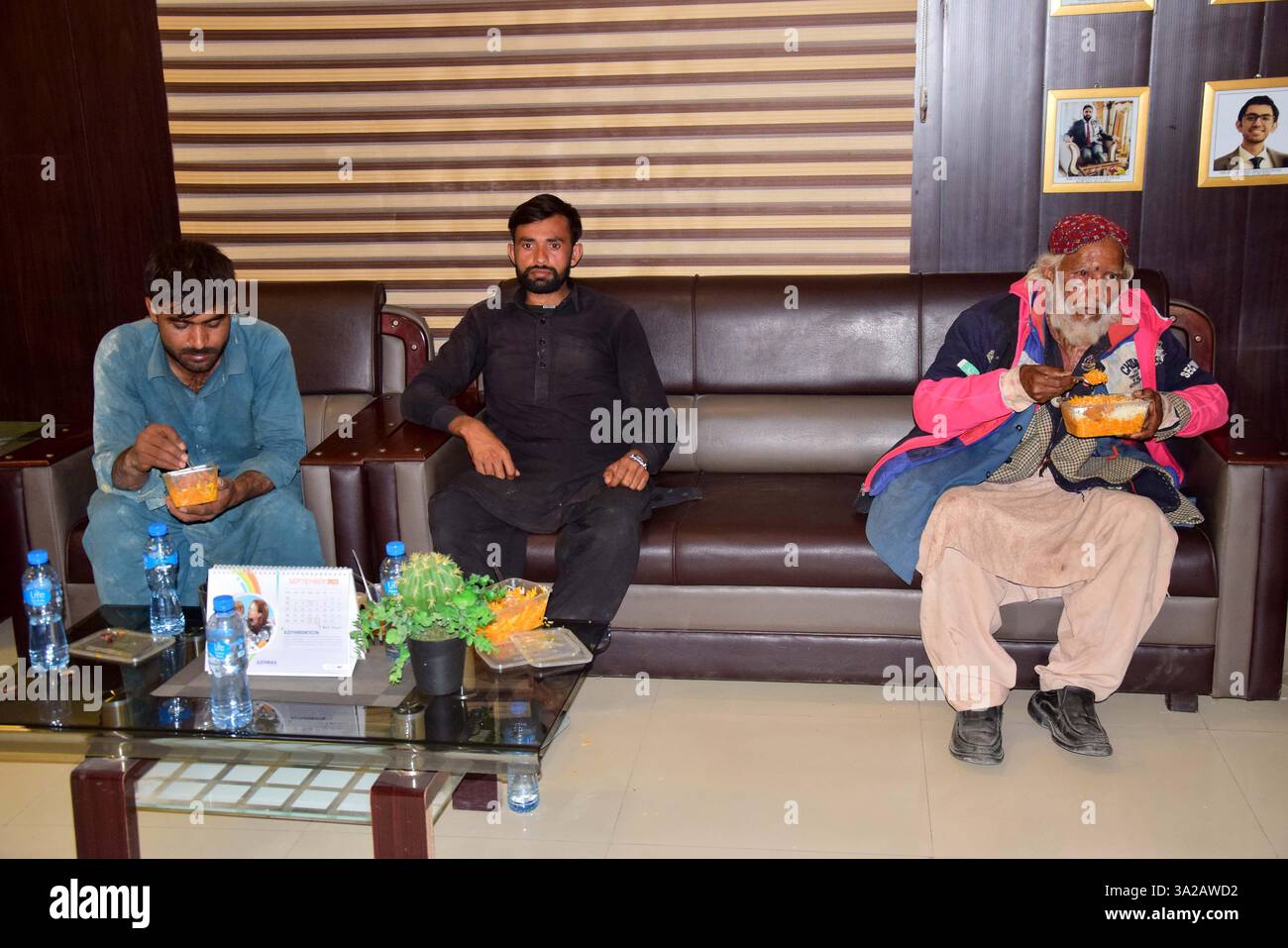 Quetta, Pakistan. 12 mars 2025. Les passagers secourus par les forces de sécurité arrivent à une gare ferroviaire de Quetta, province du Baloutchistan, Pakistan, le 12 mars 2025. Vingt et un passagers, quatre soldats et 33 terroristes ont été tués après que des terroristes lourdement armés ont attaqué un train de passagers et pris des dizaines en otage dans la province du Baloutchistan, dans le sud-ouest du pays, a déclaré l'Inter-services public relations (ISPR), la branche médiatique de l'armée pakistanaise, dans un communiqué mercredi soir. Crédit : Str/Xinhua/Alamy Live News Banque D'Images Quetta, Pakistan. 12 mars 2025. Les passagers secourus par les forces de sécurité arrivent à une gare ferroviaire de Quetta, province du Baloutchistan, Pakistan, le 12 mars 2025. Vingt et un passagers, quatre soldats et 33 terroristes ont été tués après que des terroristes lourdement armés ont attaqué un train de passagers et pris des dizaines en otage dans la province du Baloutchistan, dans le sud-ouest du pays, a déclaré l'Inter-services public relations (ISPR), la branche médiatique de l'armée pakistanaise, dans un communiqué mercredi soir. Crédit : Str/Xinhua/Alamy Live News Banque D'Images