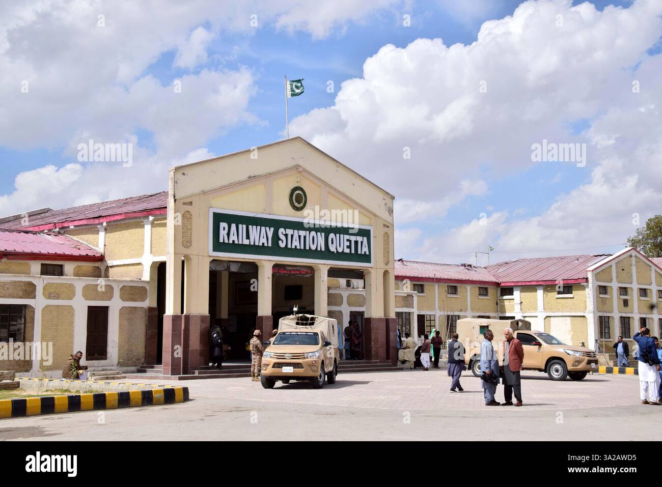 Quetta, Pakistan. 12 mars 2025. Des gens sont vus à une gare de Quetta, province du Baloutchistan, Pakistan, le 12 mars 2025. Vingt et un passagers, quatre soldats et 33 terroristes ont été tués après que des terroristes lourdement armés ont attaqué un train de passagers et pris des dizaines en otage dans la province du Baloutchistan, dans le sud-ouest du pays, a déclaré l'Inter-services public relations (ISPR), la branche médiatique de l'armée pakistanaise, dans un communiqué mercredi soir. Crédit : Str/Xinhua/Alamy Live News Banque D'Images Quetta, Pakistan. 12 mars 2025. Des gens sont vus à une gare de Quetta, province du Baloutchistan, Pakistan, le 12 mars 2025. Vingt et un passagers, quatre soldats et 33 terroristes ont été tués après que des terroristes lourdement armés ont attaqué un train de passagers et pris des dizaines en otage dans la province du Baloutchistan, dans le sud-ouest du pays, a déclaré l'Inter-services public relations (ISPR), la branche médiatique de l'armée pakistanaise, dans un communiqué mercredi soir. Crédit : Str/Xinhua/Alamy Live News Banque D'Images