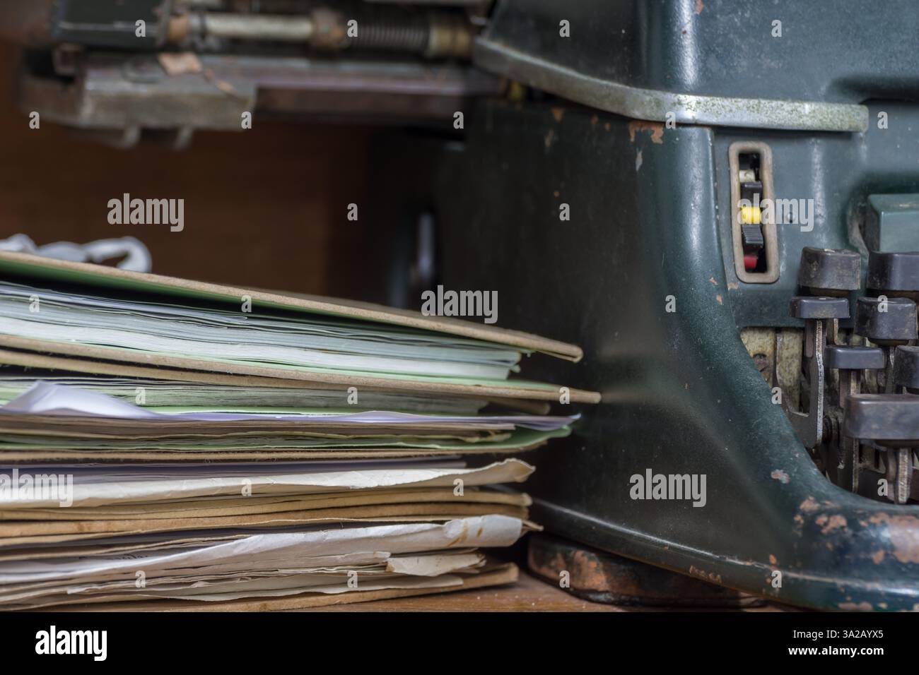 Antique style machine à écrire vintage avec de vieux documents ou vieille lettre d'écrivain sur zoom bureau en bois en vue de face de machine à écrire, l'écrivain ou éditeur en vint Banque D'Images