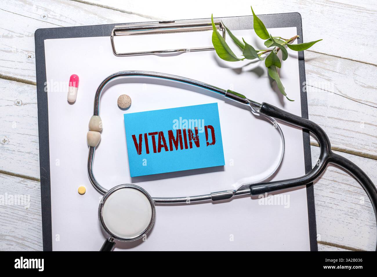 Message de vitamine d écrit sur papier bleu déchiré déchiré avec fond jaune. Symbole conceptuel de la vitamine D. Copier l'espace. Banque D'Images