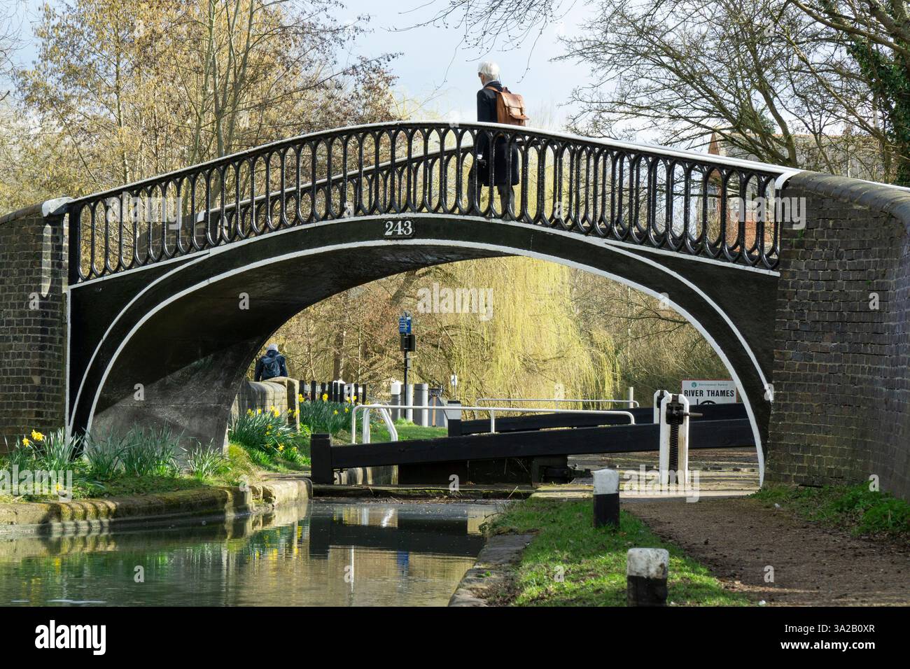 Météo britannique, 12 mars 2025 : sur le canal d'Oxford, près de l'endroit où un pont de chemin de halage passe au-dessus de l'écluse d'Isis, le soleil brille alors que le temps changeant passe au-dessus de l'Angleterre. Une heure plus tôt, la grêle était tombée et les températures devraient rester basses pour le reste de la semaine. Crédit : Anna Watson/Alamy Live News Banque D'Images