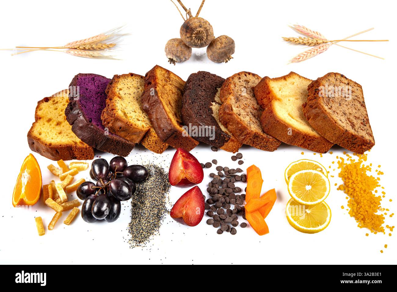 Délicieux gâteaux de livre sur la table en bois. Délicieux gâteau aux fruits séchés tranché. Divers gâteaux et biscuits cuits au four. Délicieux gâteaux d'étang sur la table en bois. F Banque D'Images
