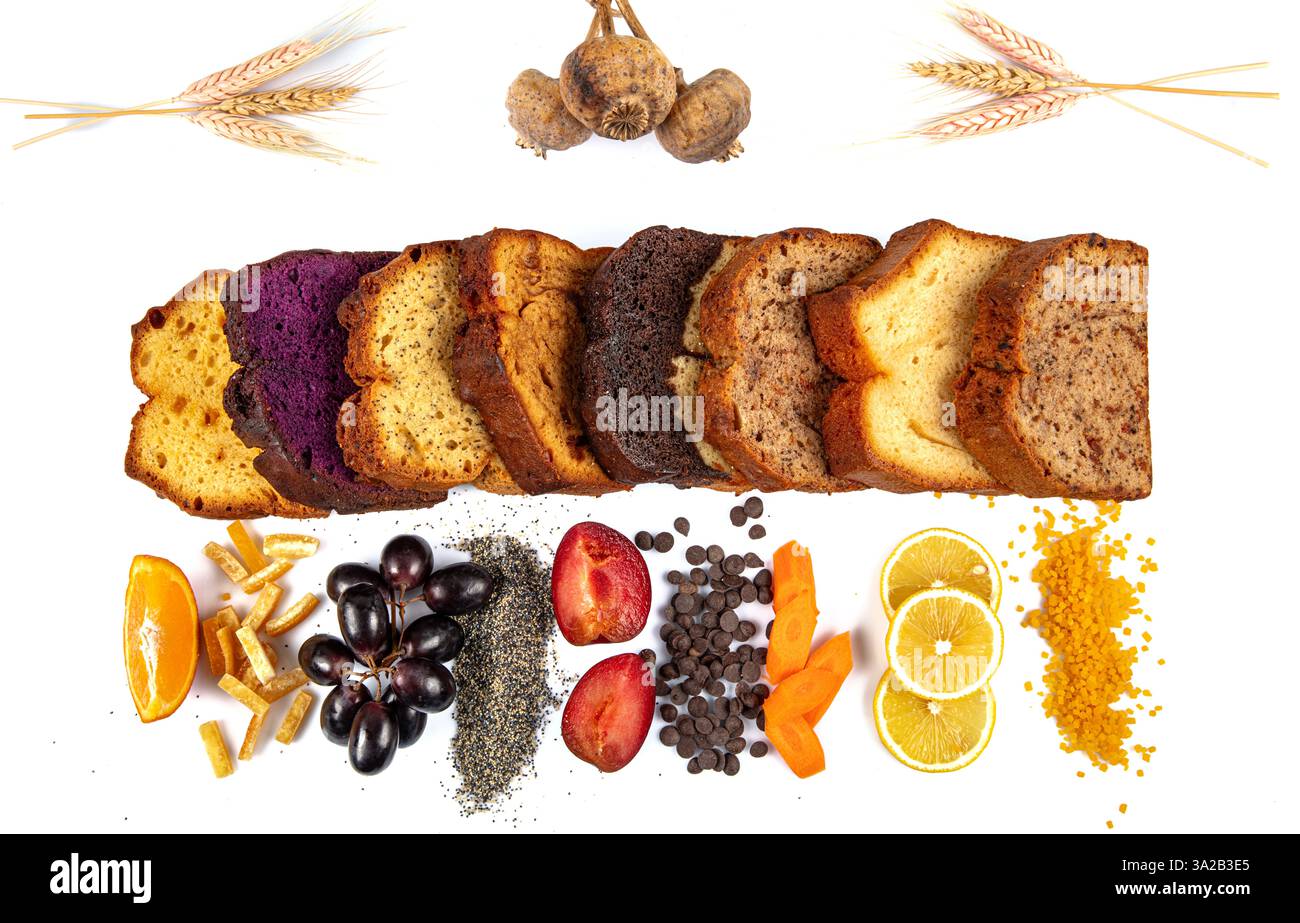 Délicieux gâteaux de livre sur la table en bois. Délicieux gâteau aux fruits séchés tranché. Divers gâteaux et biscuits cuits au four. Délicieux gâteaux d'étang sur la table en bois. F Banque D'Images