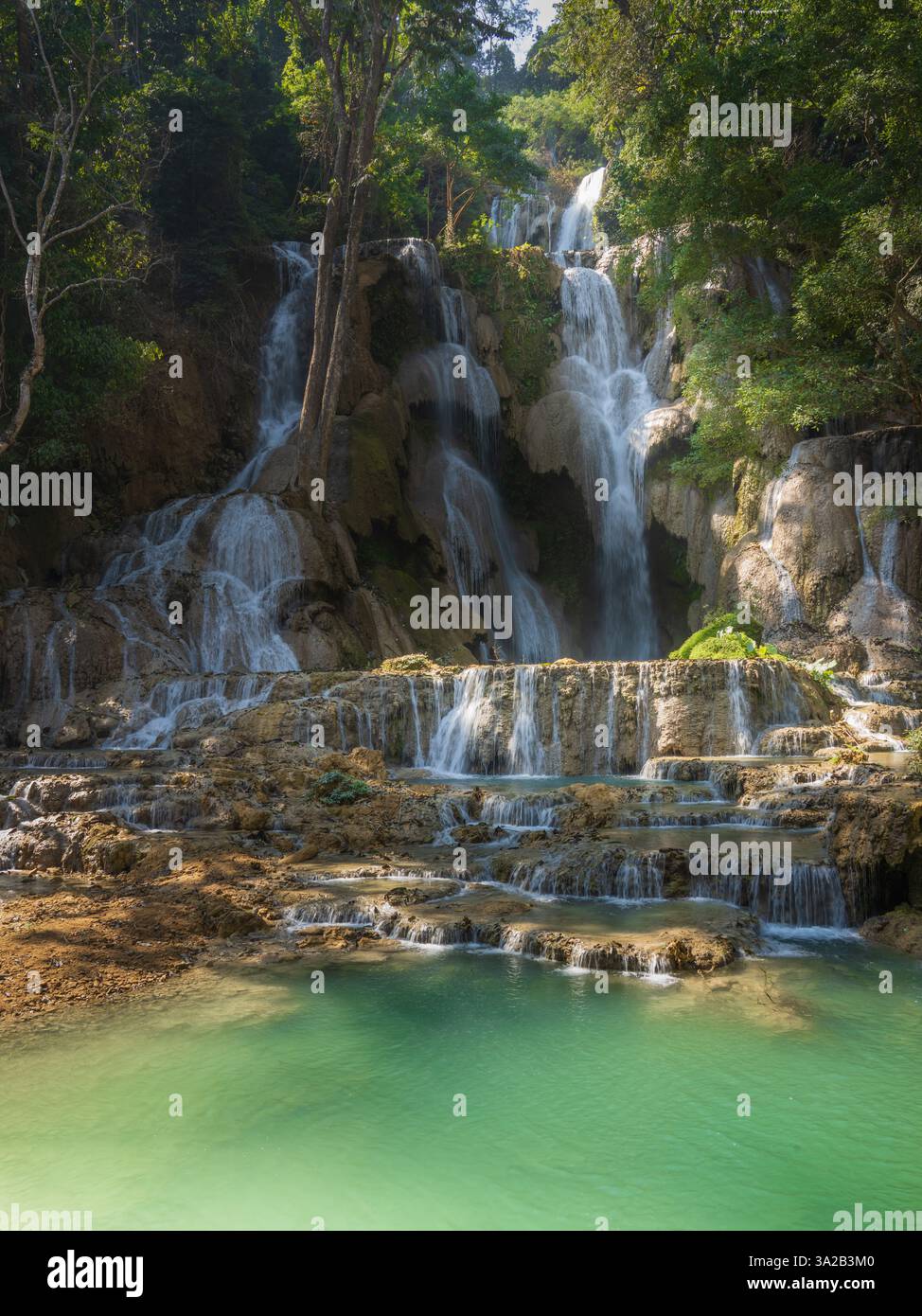 Chutes de Kuang si, Luang Prabang, Laos. Cascades turquoise, paysage naturel, saison sèche Banque D'Images