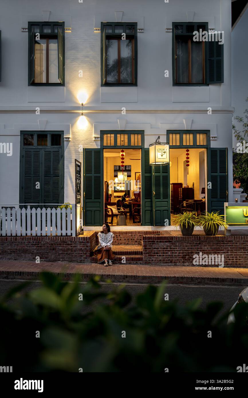 Rue Luang Prabang au crépuscule, Laos. Architecture coloniale française, scène de soirée Banque D'Images