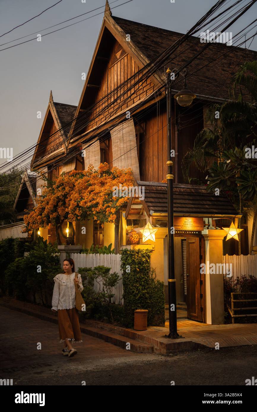Rue Luang Prabang au crépuscule, Laos. Architecture coloniale française, scène de soirée Banque D'Images