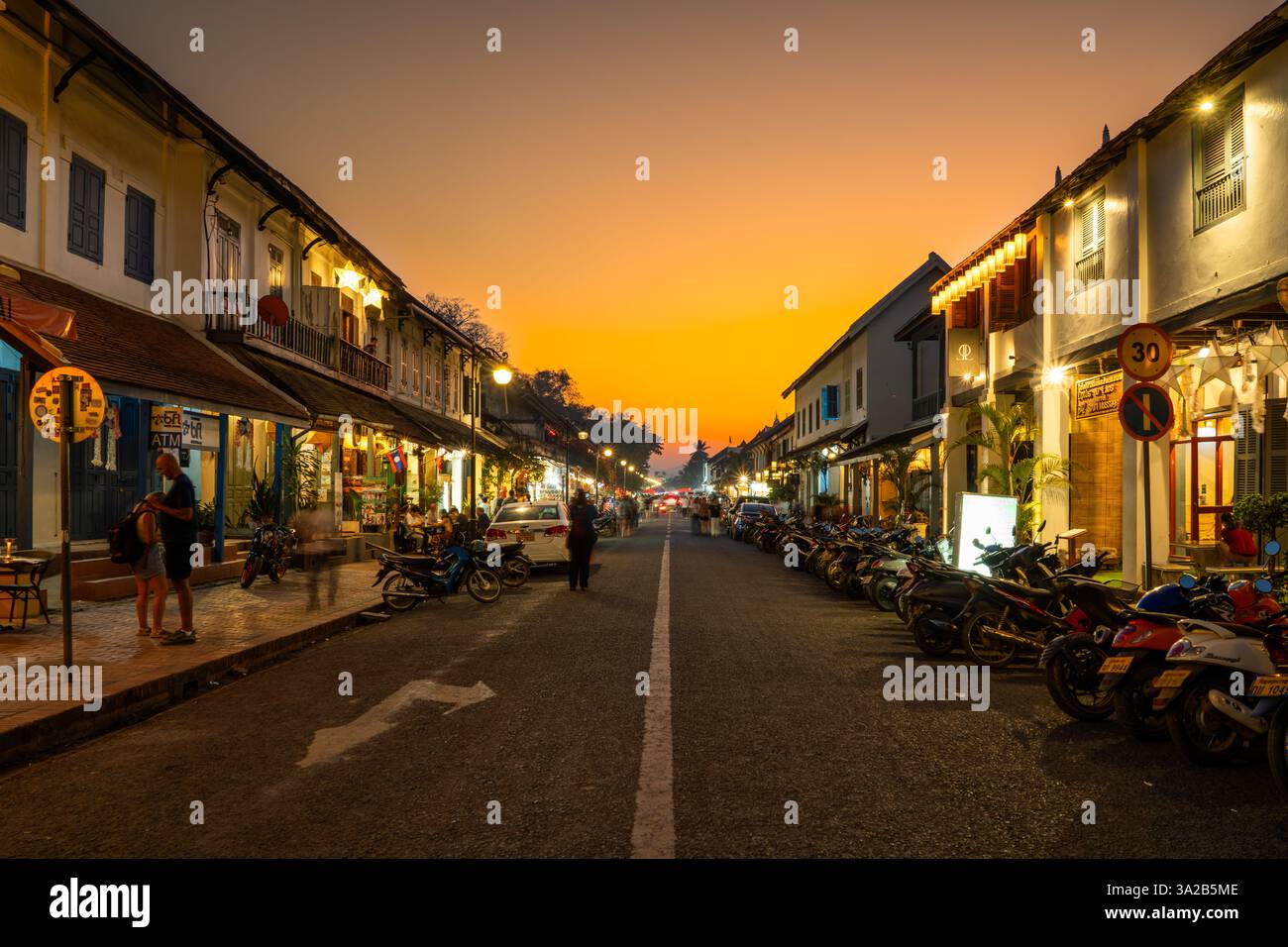 Rue Luang Prabang au crépuscule, Laos. Architecture coloniale française, scène de soirée Banque D'Images