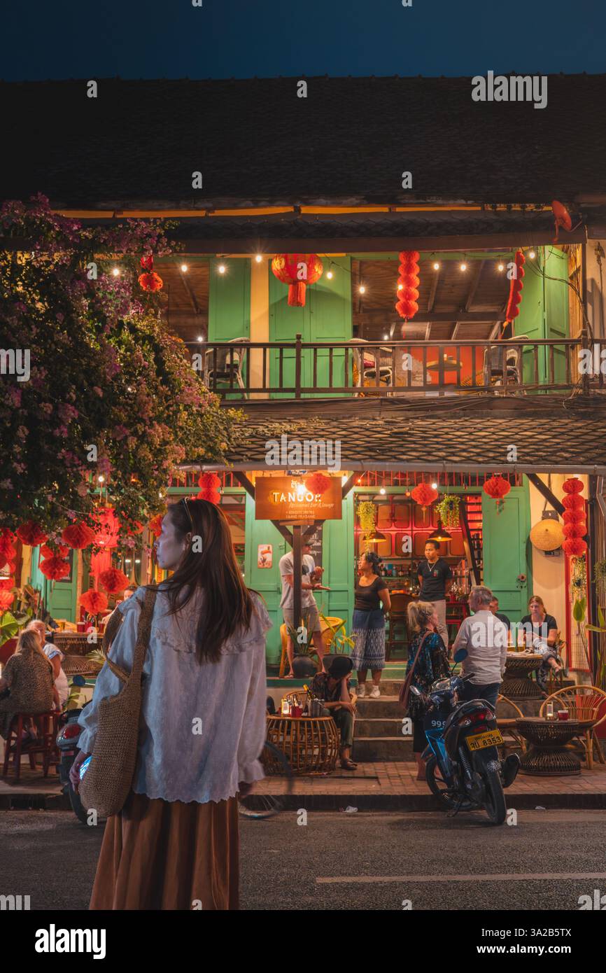 Rue Luang Prabang au crépuscule, Laos. Architecture coloniale française, scène de soirée Banque D'Images