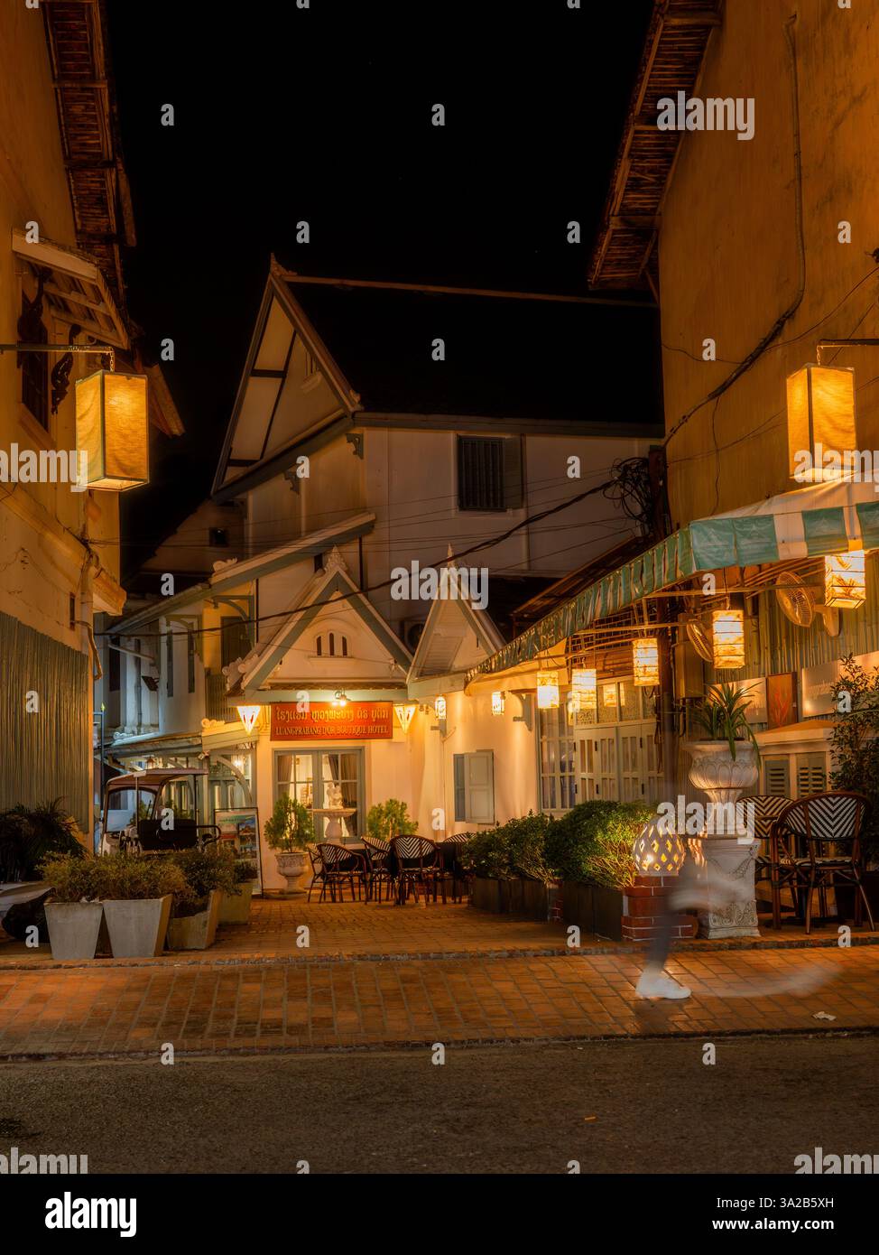 Rue Luang Prabang au crépuscule, Laos. Architecture coloniale française, scène de soirée Banque D'Images