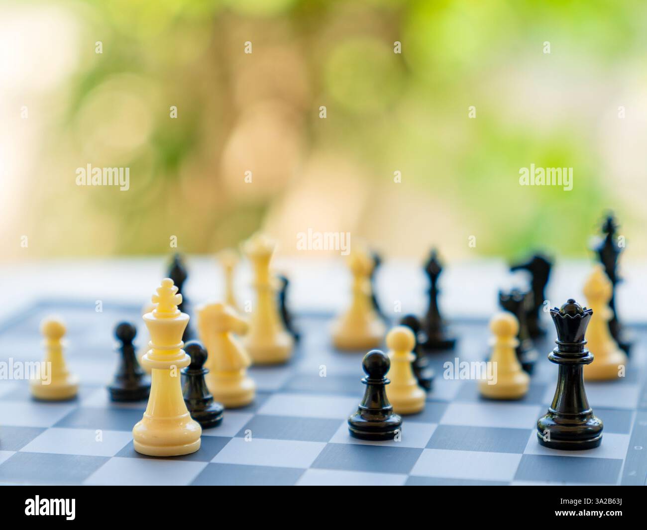 Les échecs en pion noir attaquent le concept d'échecs blanc roi de dominer par les autorités. Banque D'Images