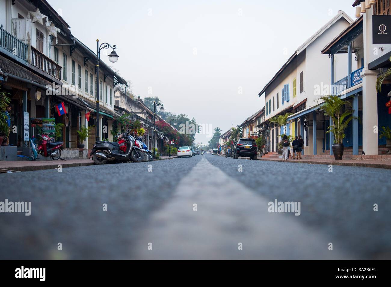 Scène de rue de la vieille ville de Luang Prabang, Laos. Architecture coloniale française, zone patrimoniale Banque D'Images