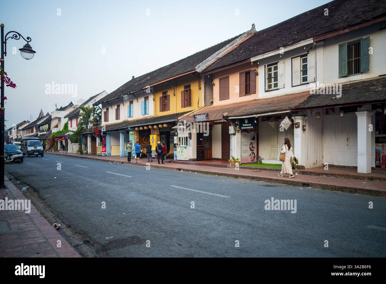 Scène de rue de la vieille ville de Luang Prabang, Laos. Architecture coloniale française, zone patrimoniale Banque D'Images