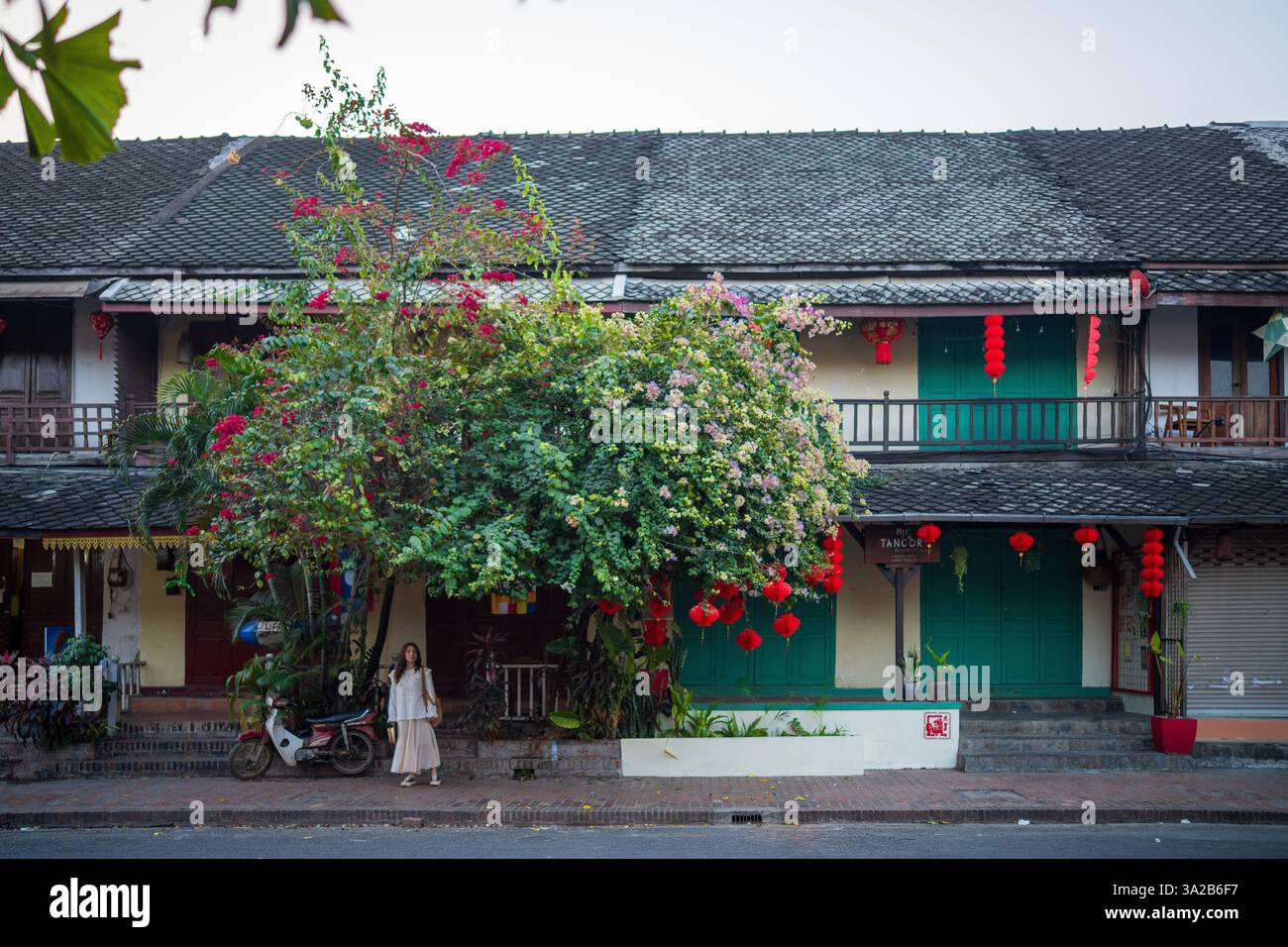 Scène de rue de la vieille ville de Luang Prabang, Laos. Architecture coloniale française, zone patrimoniale Banque D'Images