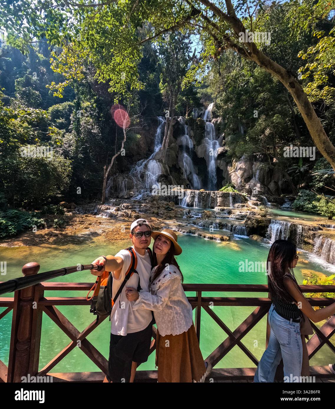 Couple à Kuang si Falls, Luang Prabang, Laos. Vue panoramique sur les chutes d'eau, photographie de voyage Banque D'Images