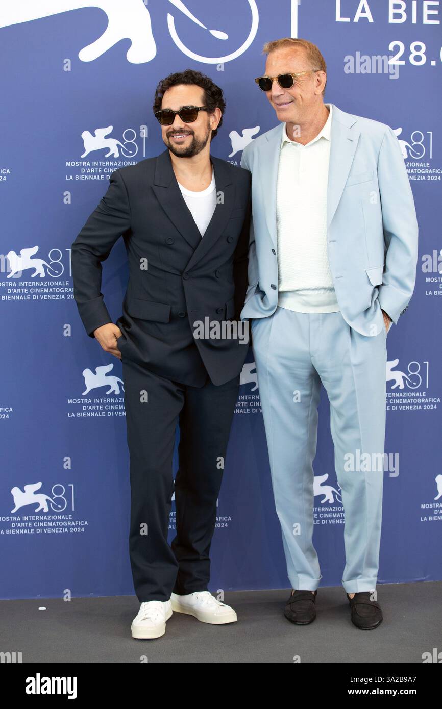 VENISE, ITALIE - SEPTEMBRE 07 : Alejandro Edda et le réalisateur Kevin Costner à la conférence photo 'Horizon : an American Saga - Chapter 2' lors de la 81e Venic Banque D'Images