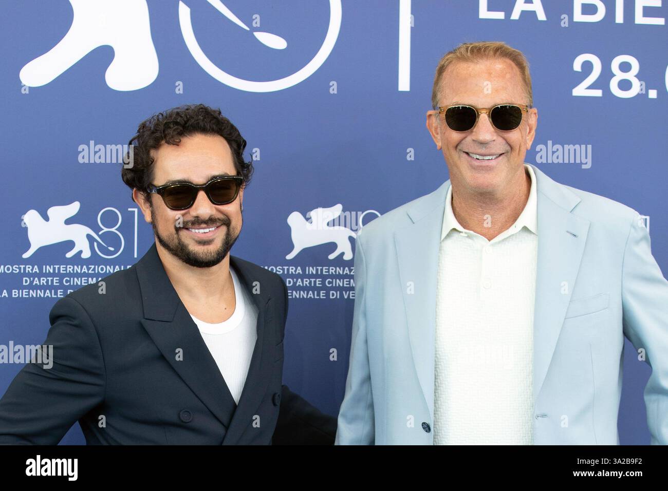 VENISE, ITALIE - SEPTEMBRE 07 : Alejandro Edda et le réalisateur Kevin Costner à la conférence photo 'Horizon : an American Saga - Chapter 2' lors de la 81e Venic Banque D'Images