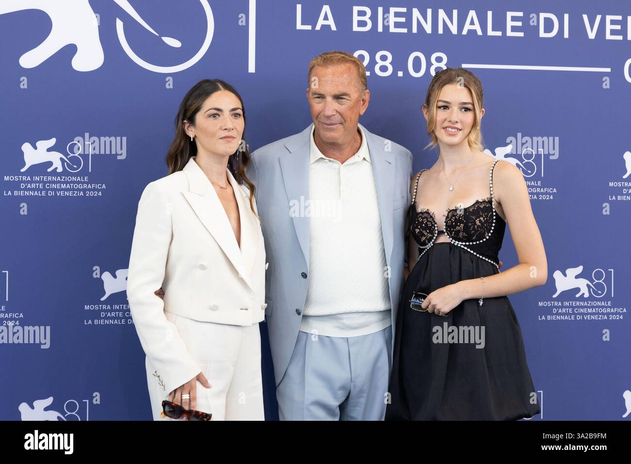 VENISE, ITALIE - SEPTEMBRE 07 : Isabelle Fuhrman, Kevin Costner et Georgia MacPhail à la conférence photo 'Horizon : an American Saga - Chapter 2' pendant le Banque D'Images