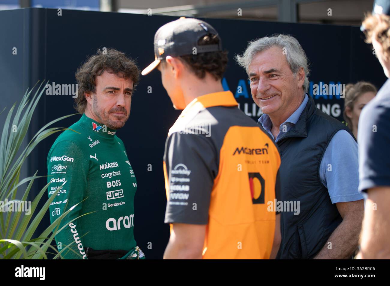 Albert Park, Australie, 13 mars 2025. Carlos Sainz (ESP) au volant de Williams Racing discute avec Lando Norris (GBR) au volant de l'écurie McLaren Formula 1 Team lors du Grand Prix d'Australie Louis Vuitton 2025 de formule 1 sur le circuit du Grand Prix de Melbourne le 13 mars 2025 à Albert Park, en Australie. Crédit : Dave Hewison/Speed Media/Alamy Live News crédit : Dave Hewison/Speed Media/Alamy Live News Banque D'Images